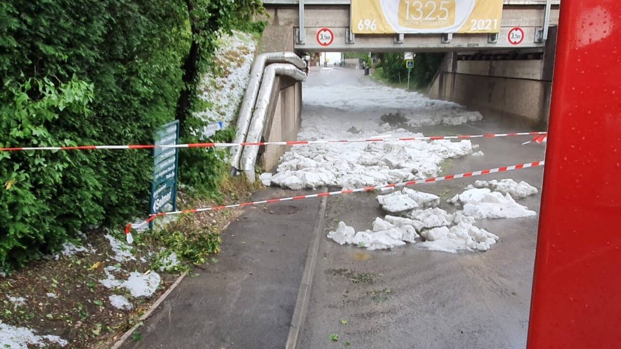 In einer Unterführung in Seekirchen hatten sich die Hagelkörner zu regelrechten „Eisschollen“ verbunden. 