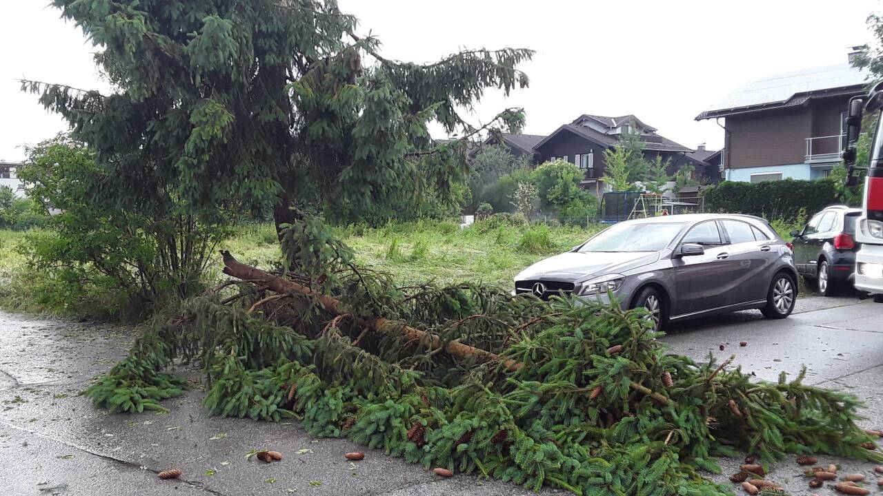 Aufräumarbeiten der FF Seekirchen. 