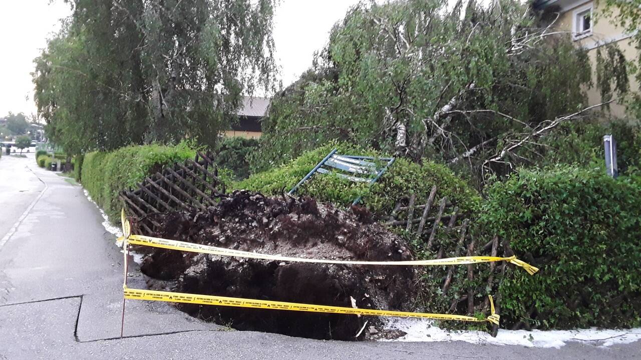Aufräumarbeiten der FF Seekirchen. 