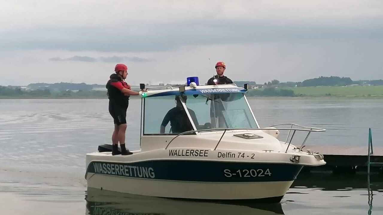 Vor dem Strandbad Henndorf suchte die Wasserrettung den Wallersee ab. 
