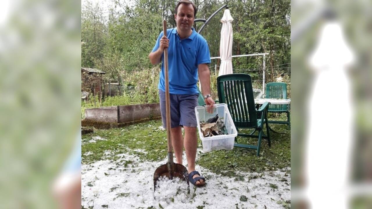 Fachmann und Geschädigter in einer Person: Meteorologe Alexander Ohms (ZAMG Salzburg) in seinem verwüsteten Garten in Gmunden. 