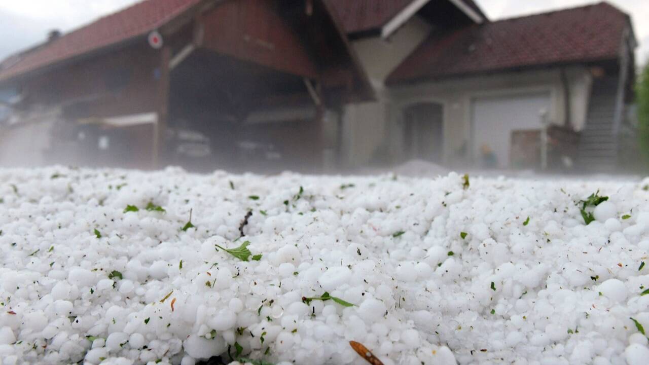 Schwere Hagelunwetter haben am Dienstagabend in Oberösterreich und Salzburg zu zahlreichen Feuerwehreinsätzen geführt. Betroffen waren vor allem der Flachgau und das oö. Seengebiet. Im Bild: Hagel in Ohlsdorf. 