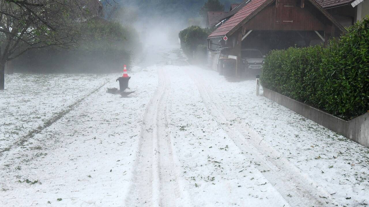 Schwere Hagelunwetter haben am Dienstagabend, 22. Juni 2021, in Oberösterreich und Salzburg zu zahlreichen Feuerwehreinsätzen geführt. Betroffen waren vor allem der Flachgau und das oö. Seengebiet. Im Bild: Hagel in Ohlsdorf.  