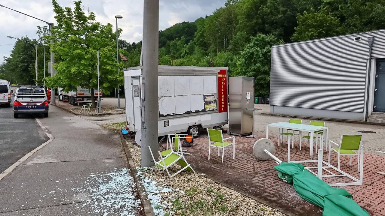 Zwei Personen wurden bei dem Unfall verletzt. 