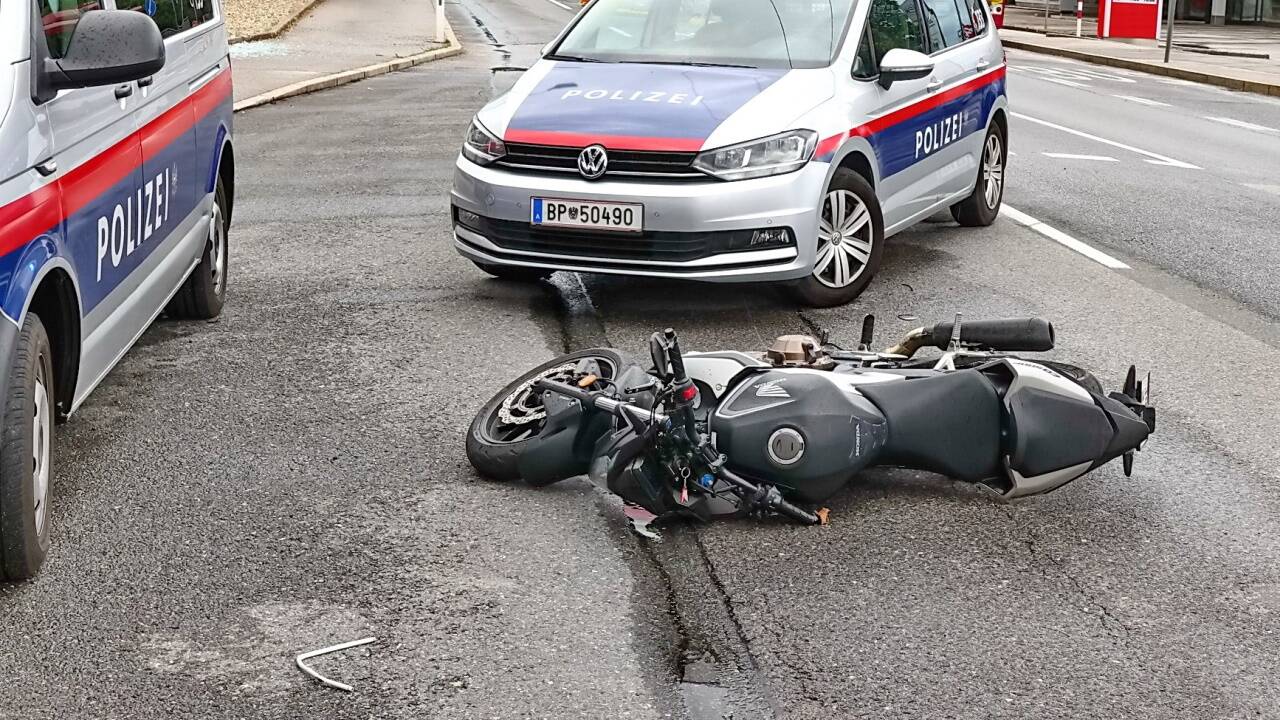 Zwei Personen wurden bei dem Unfall verletzt. 