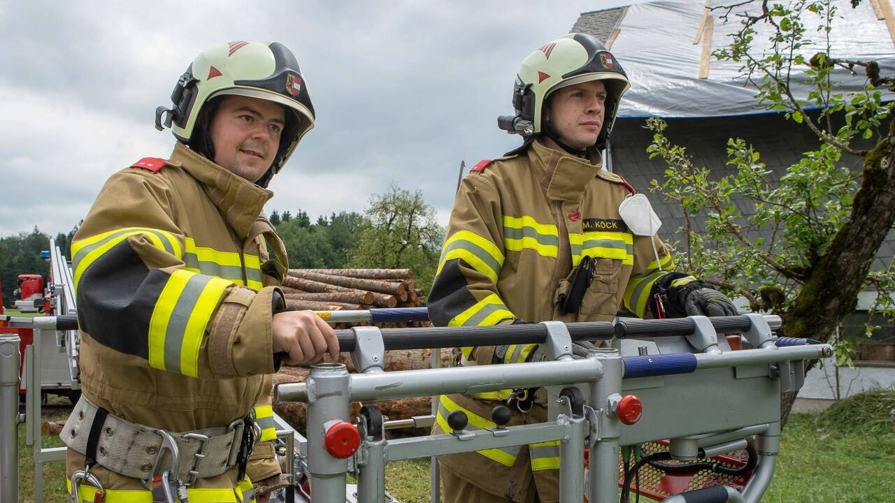 Die Feuerwehr von St. Gilgen deckte am Mittwoch das Dach der Familie Greisberger auf dem Thalgauberg notdürftig ab. Im Bild von links: Georg Rausch, Michael Köck.  