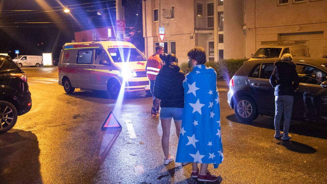 Anrainer sicherten die Gefahrenstelle ab. 