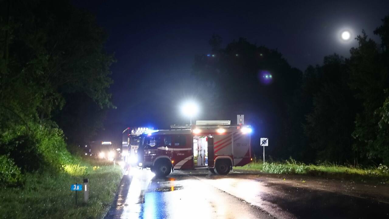 Ein Baum lag über der Fahrbahn der B156 in Bergheim. 