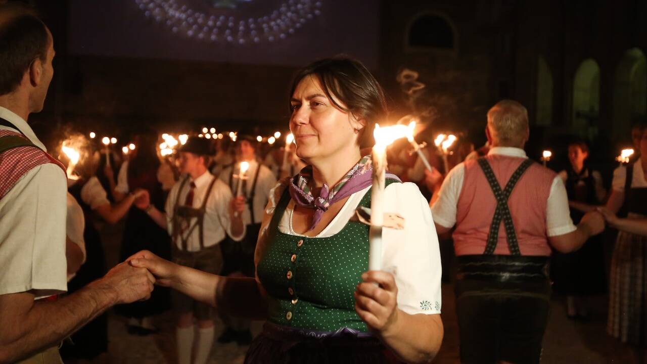 Der traditionelle Fackeltanz setzt um 22.30 Uhr (bis 23.10 Uhr) den Schlusspunkt des Fests zur Festspieleröffnung. 