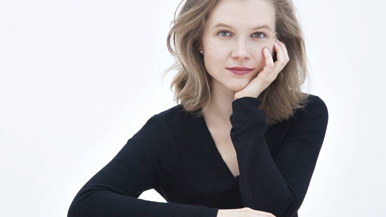 Mirga Gražinytė-Tyla öffnet um zwölf Uhr in der Felsenreitschule die Generalprobe von „War Requiem“ für Besucher des Fests zur Festspieleröffnung.  