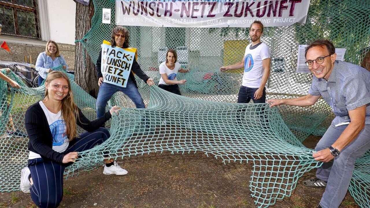 Im Furtwängler-Park sollen Wünsche für eine klimafreundliche Zukunft in einem Netz gefangen werden. Im Furtwängler-Park sollen Wünsche für eine klimafreundliche Zukunft in einem Netz gefangen werden.