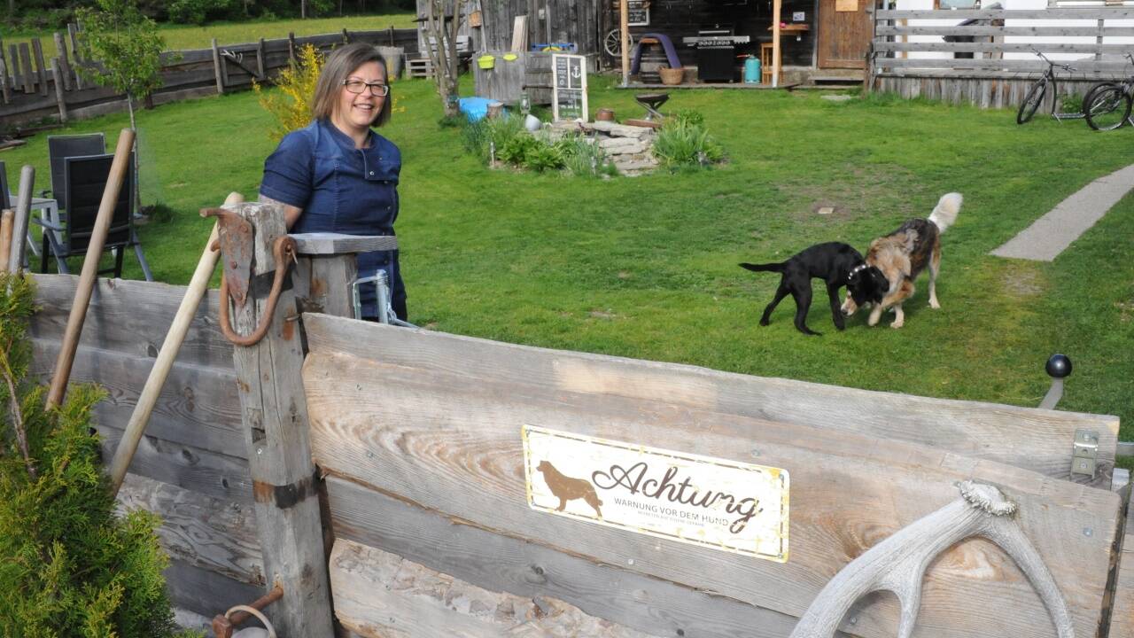 Am Fuße des Petersbründlliftes sorgt Lydia Schuto für Tierwohl. 