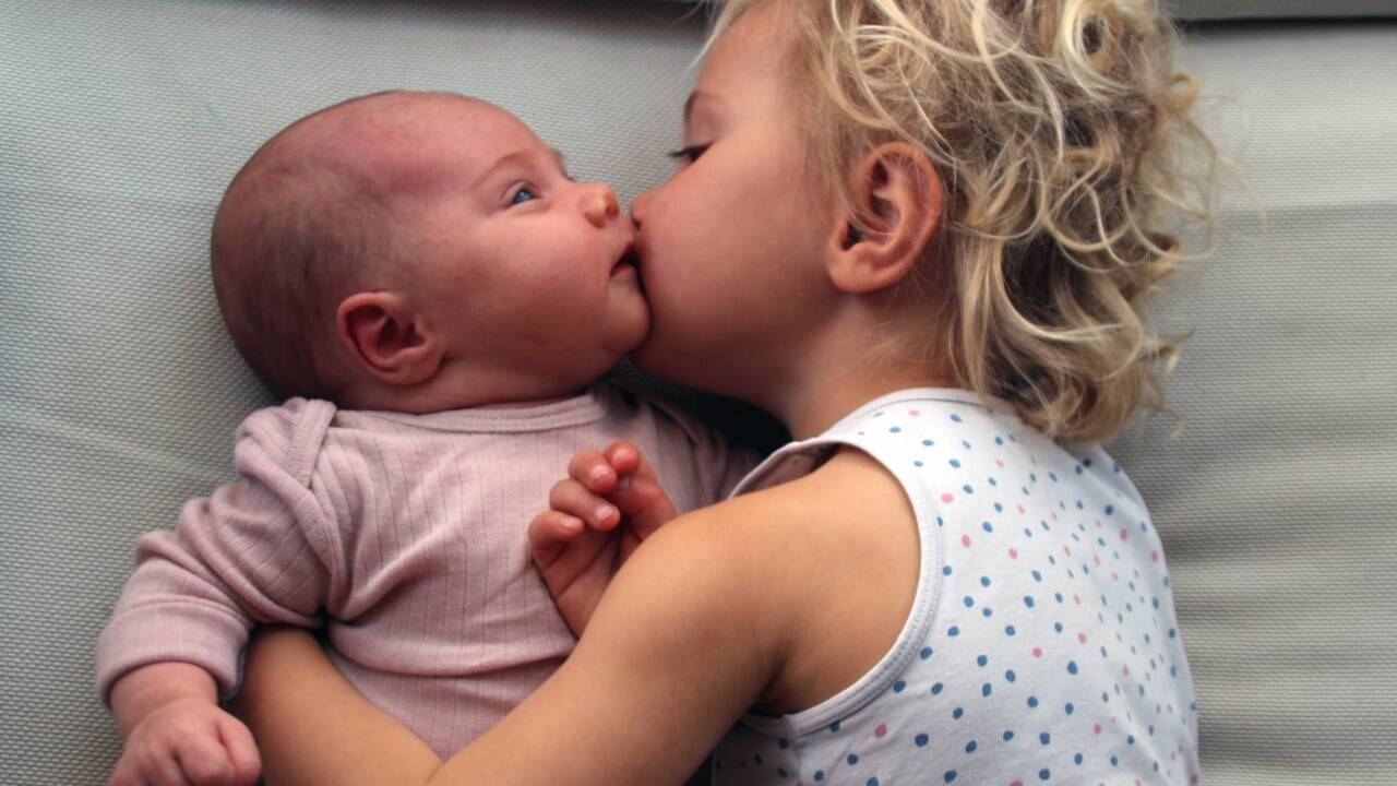 Lilli mit ihrer neugeborenen Schwester Malia. 