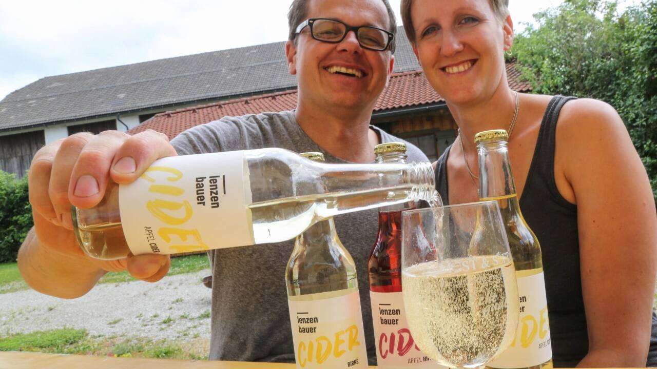 „Gut gekühlt ist der Cider mit vier Volumenprozent das ideale Sommergetränk“, sagen Hannes und Elfriede Golser.  