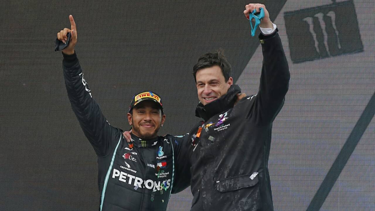 Toto Wolff (l.) will noch eine Weile mit Lewis Hamilton arbeiten 