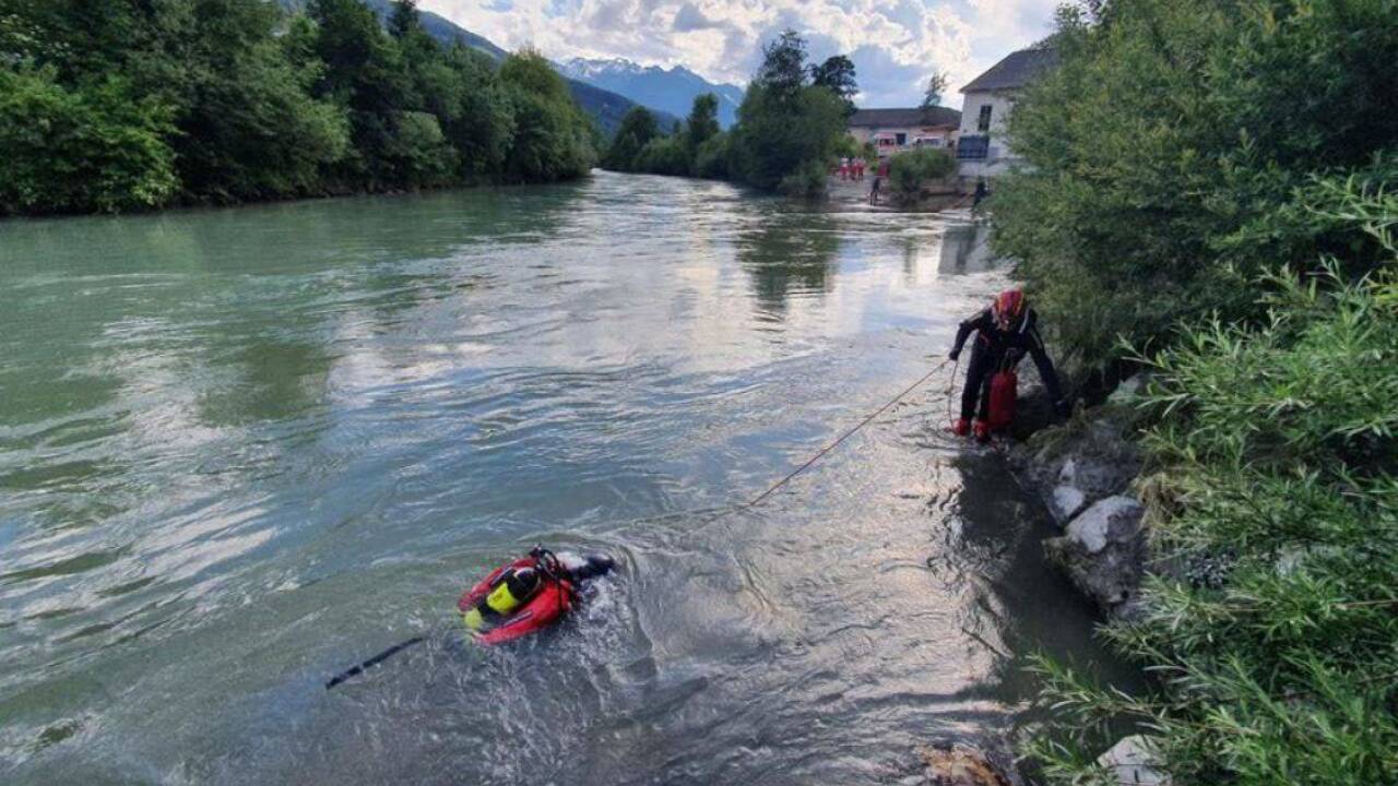 Die Retter durchsuchen die Salzach. 