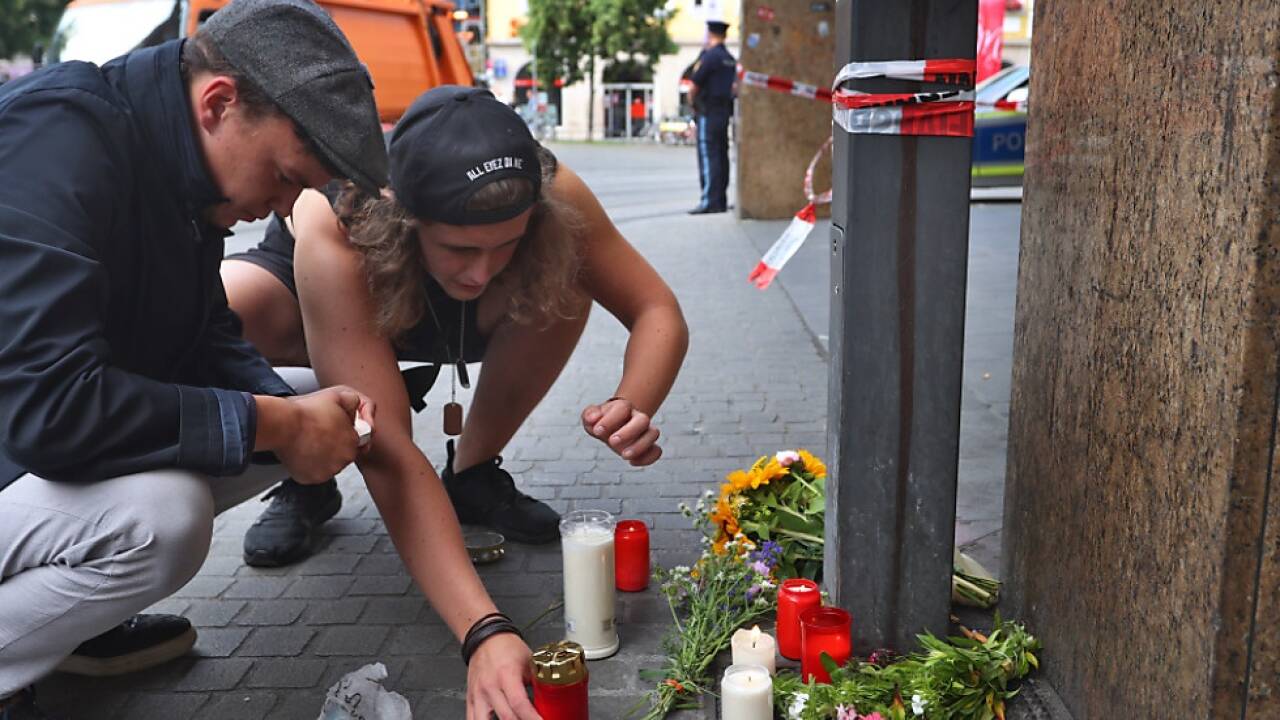 Kerzen und Blumen für die Opfer  Kerzen und Blumen für die Opfer
