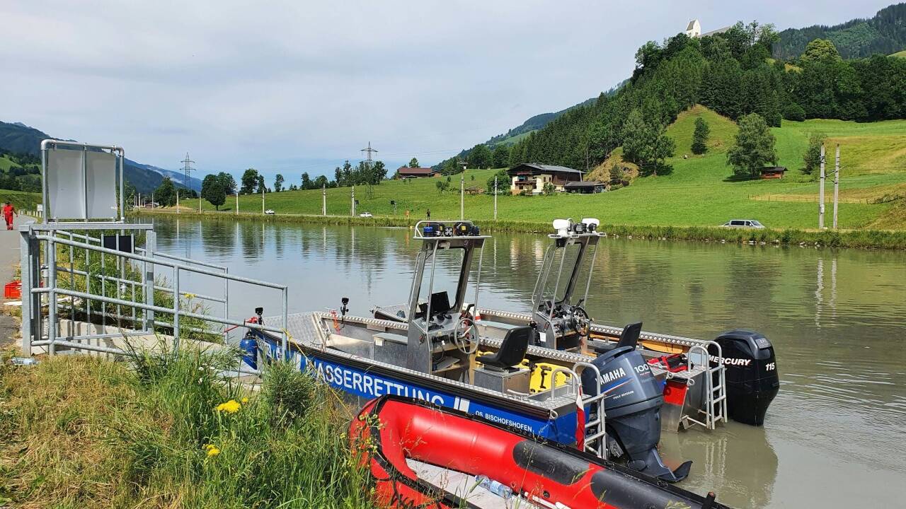  In Bruck an der Großglocknerstraße (Pinzgau) ist seit Samstagnachmittag, 26. Juni 2021, in der Salzach eine groß angelegte Suchaktion nach einem Kind im Laufen. Wasserrettung, Feuerwehr, Polizei und Rotes Kreuz sind im Großeinsatz. Der Bub hielt sich gemeinsam mit einem zweiten Kind am Abfluss des Zeller Sees auf. Er fiel ins Wasser, wurde von der Strömung mitgerissen und in die Salzach geschwemmt.  