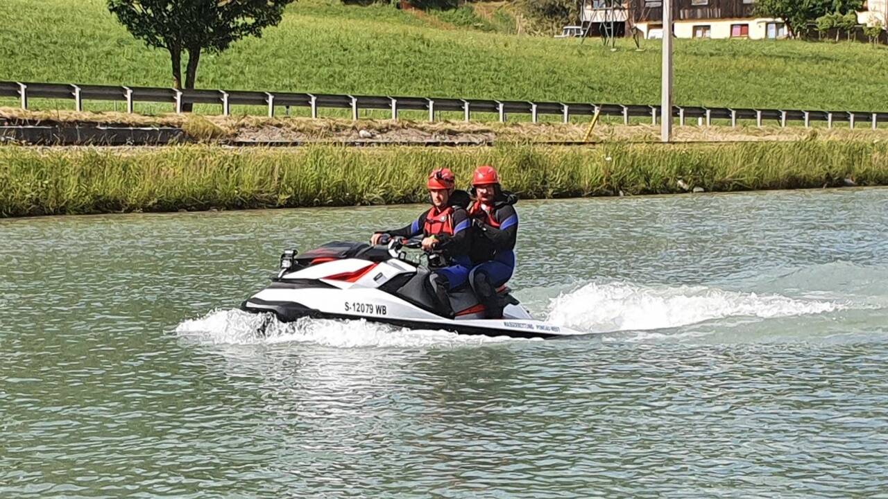  In Bruck an der Großglocknerstraße (Pinzgau) ist seit Samstagnachmittag, 26. Juni 2021, in der Salzach eine groß angelegte Suchaktion nach einem Kind im Laufen. Wasserrettung, Feuerwehr, Polizei und Rotes Kreuz sind im Großeinsatz. Der Bub hielt sich gemeinsam mit einem zweiten Kind am Abfluss des Zeller Sees auf. Er fiel ins Wasser, wurde von der Strömung mitgerissen und in die Salzach geschwemmt.  
