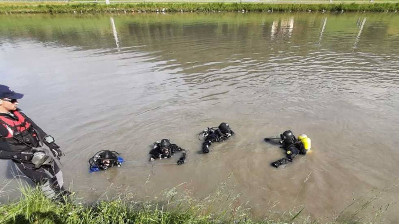 Taucher beim Sucheinsatz in der Salzach bei Bruck 