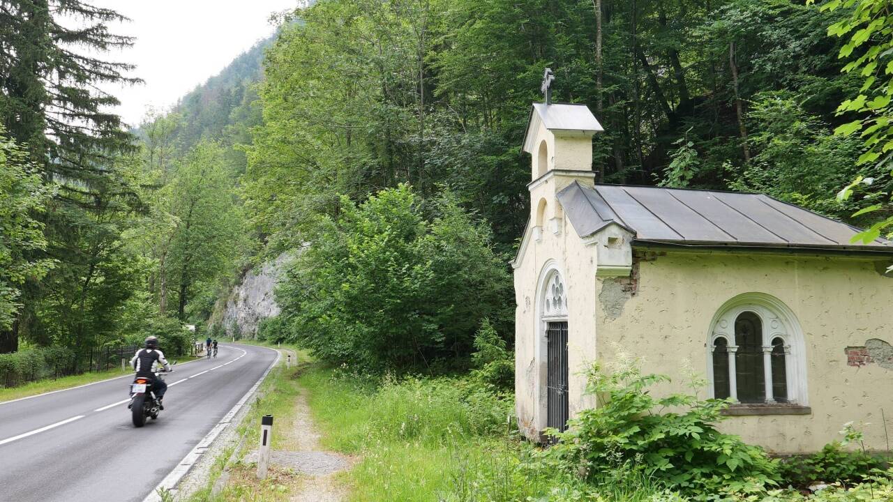 Die Ferrary-Kapelle steht direkt an der Seeleiten-Straße.  