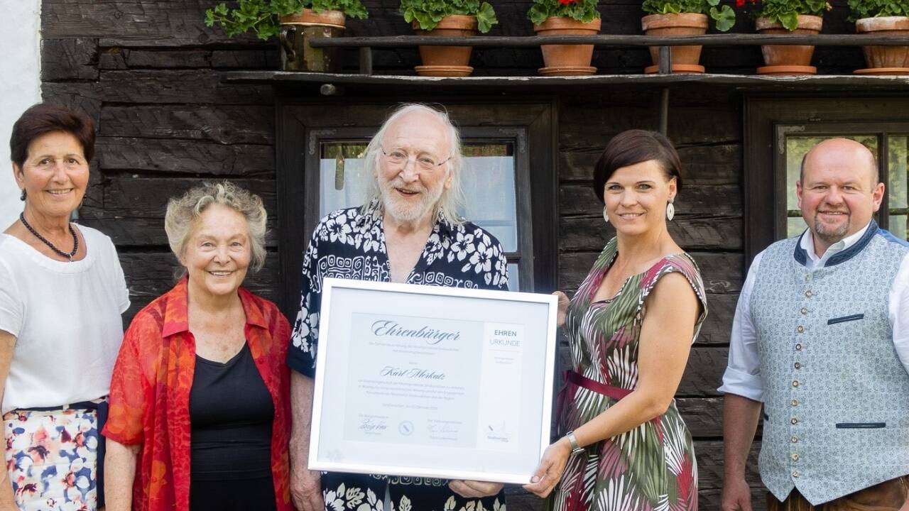 Seit dem Wochenende ist Karl Merkatz (im Bild von links mit Vizebürgermeisterin Liselotte Winklhofer, Ehefrau Martha, Bürgermeisterin Tanja Kreer und Gemeinderat Robert Lugstein) Ehrenbürger von Straßwalchen. Seit dem Wochenende ist Karl Merkatz (im Bild von links mit Vizebürgermeisterin Liselotte Winklhofer, Ehefrau Martha, Bürgermeisterin Tanja Kreer und Gemeinderat Robert Lugstein) Ehrenbürger von Straßwalchen.
