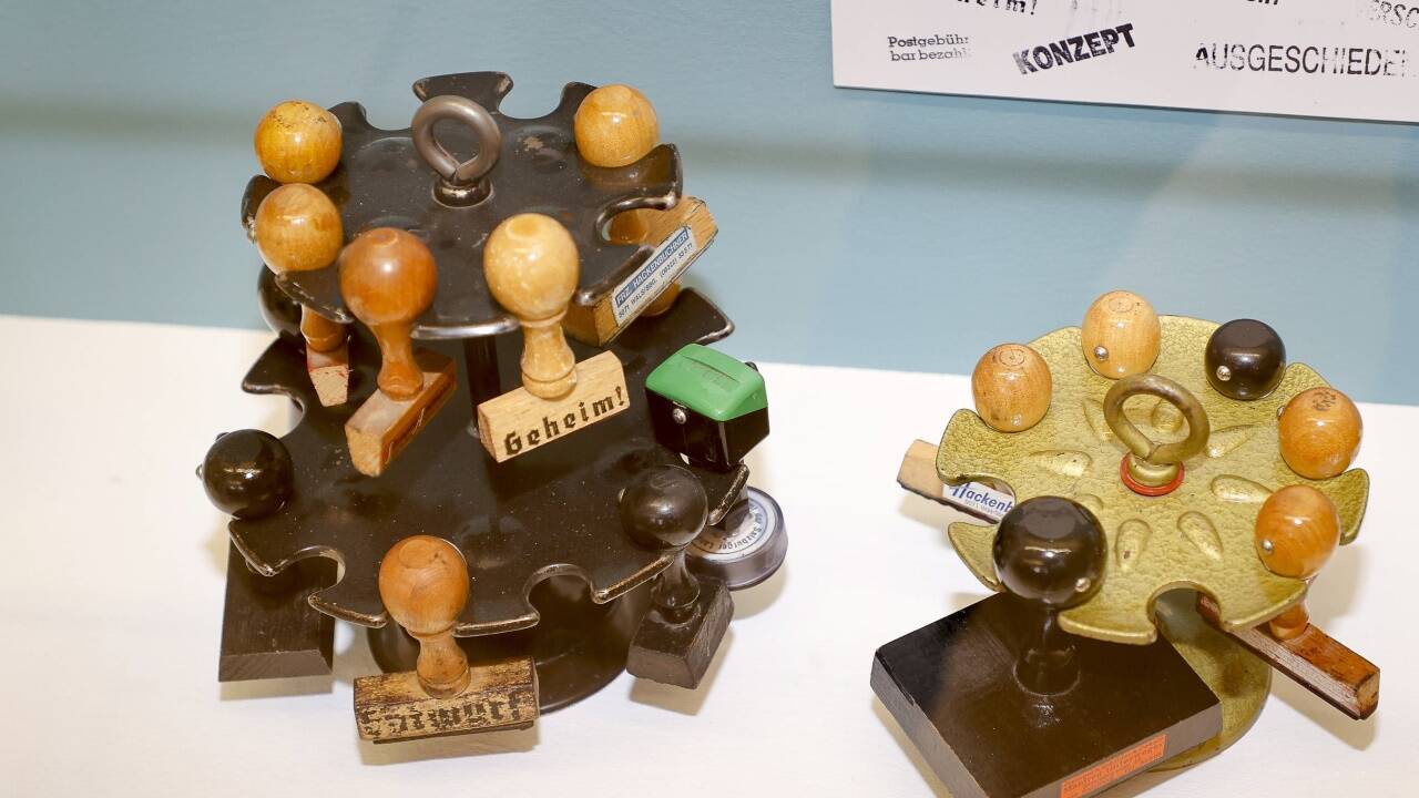 Ebenfalls Teil der „Büro, Büro“-Ausstellung: Stempelständer. 