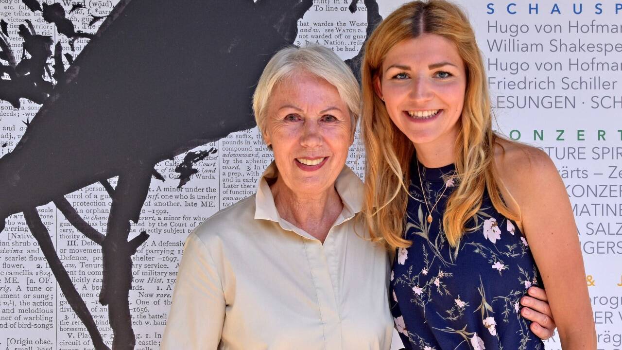 Statistin Ingeborg Haidinger (links) und die Leiterin der Statisterie bei den Salzburger Festspielen, Kassandra Gruber (rechts). 