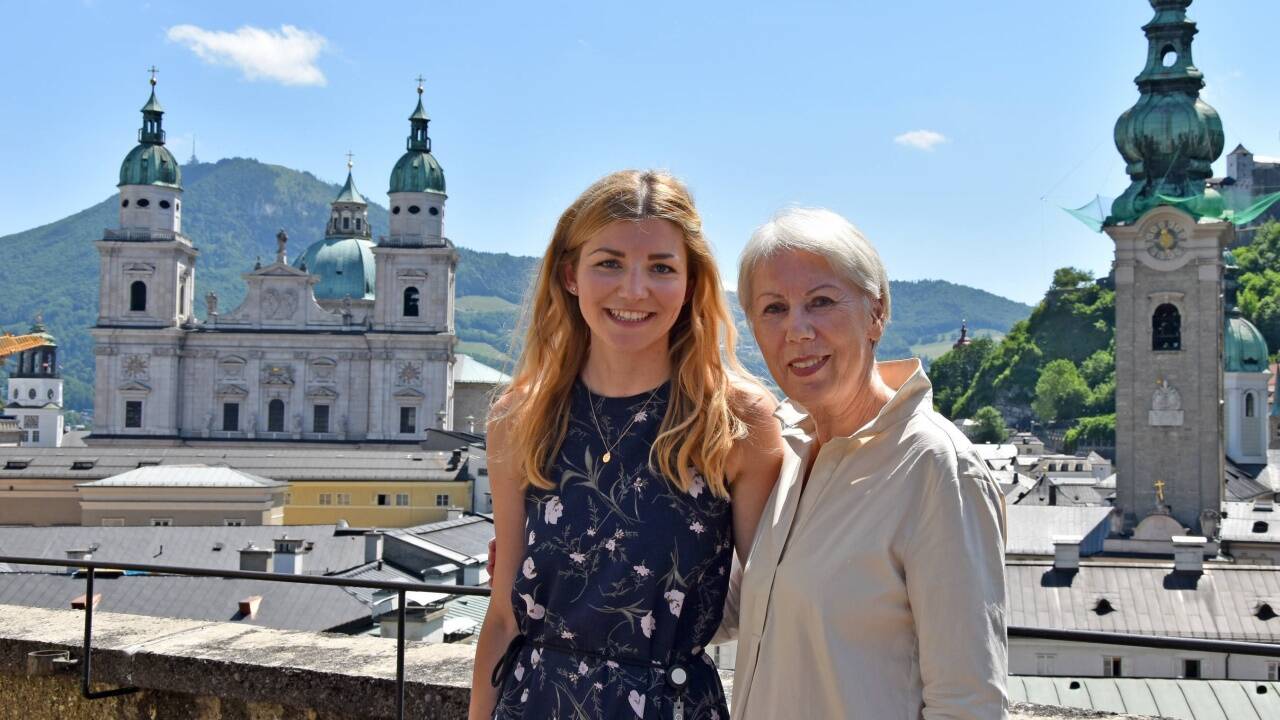 Statistin Ingeborg Haidinger (rechts) und die Leiterin der Statisterie bei den Salzburger Festspielen, Kassandra Gruber (links). 
