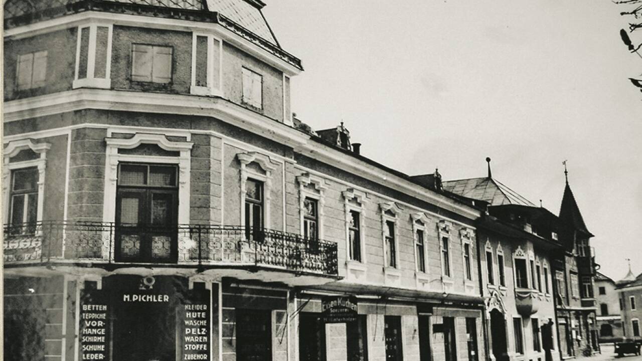 Die Hinterholzer-Fassade am Kirchplatz 2 um das Jahr 1945 