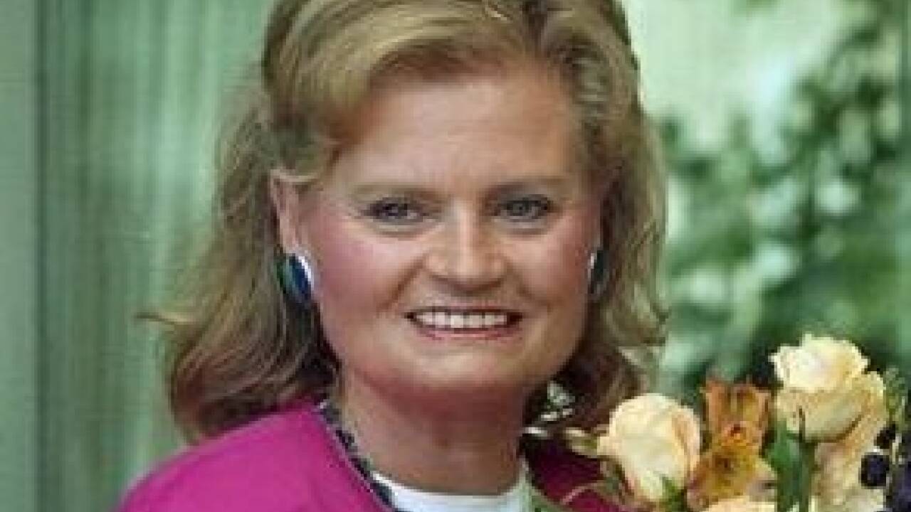 2001: Hannelore Kohl, die Ehefrau des deutschen Altkanzlers, wird tot aufgefunden. Die 68-Jährige gibt in Abschiedsbriefen eine schmerzhafte Lichtallergie als Grund für ihren Freitod an. 2001: Hannelore Kohl, die Ehefrau des deutschen Altkanzlers, wird tot aufgefunden. Die 68-Jährige gibt in Abschiedsbriefen eine schmerzhafte Lichtallergie als Grund für ihren Freitod an.
