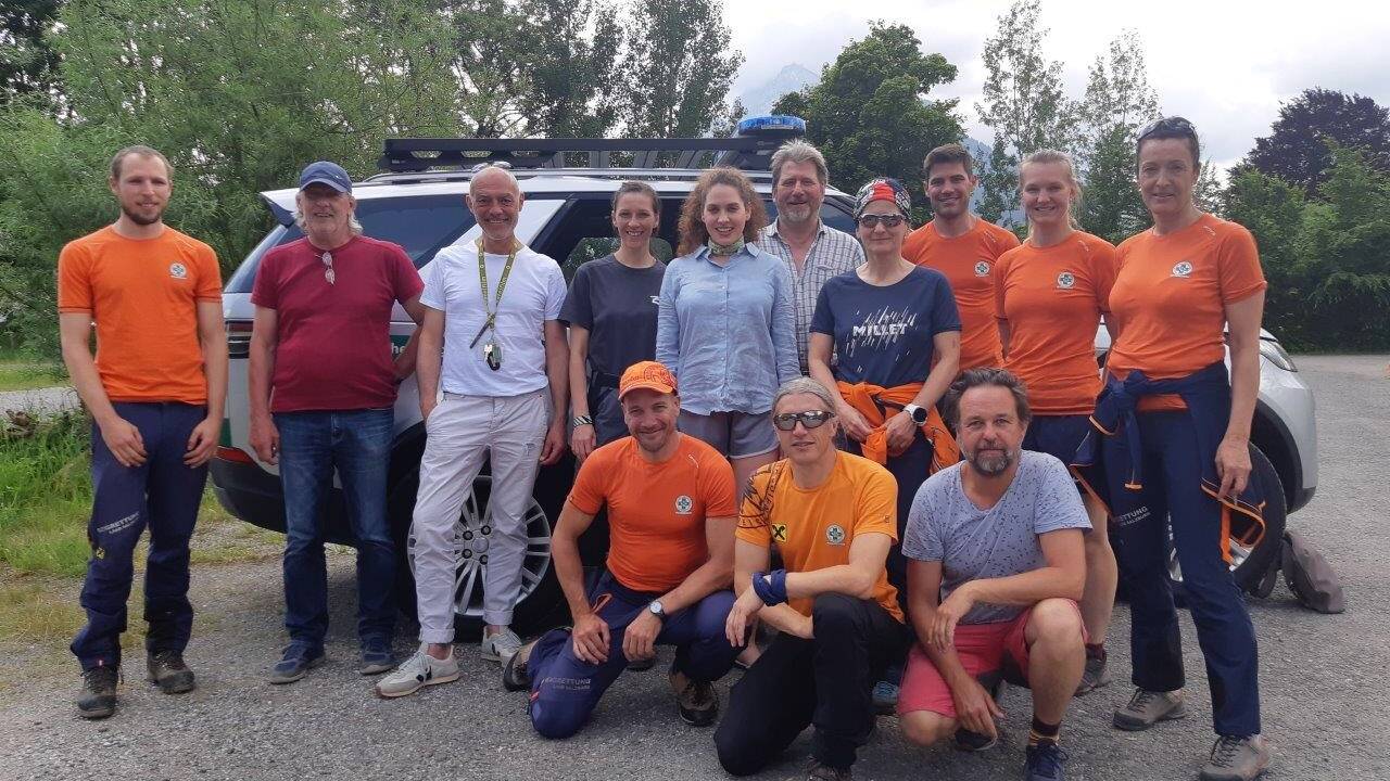 Bergretter und Filmcrew v. l. n. r.: Andreas Flieger (Aufnahmeleiter), Christoph Birkner (Kostümbildner), Katharina Hauter (Leonie), Fanny Krausz (Irene Russmeyer), Michael Fitz (Hubert Mur). Kniend: Markus Hofstätter (Motivaufnahmeleiter) 
