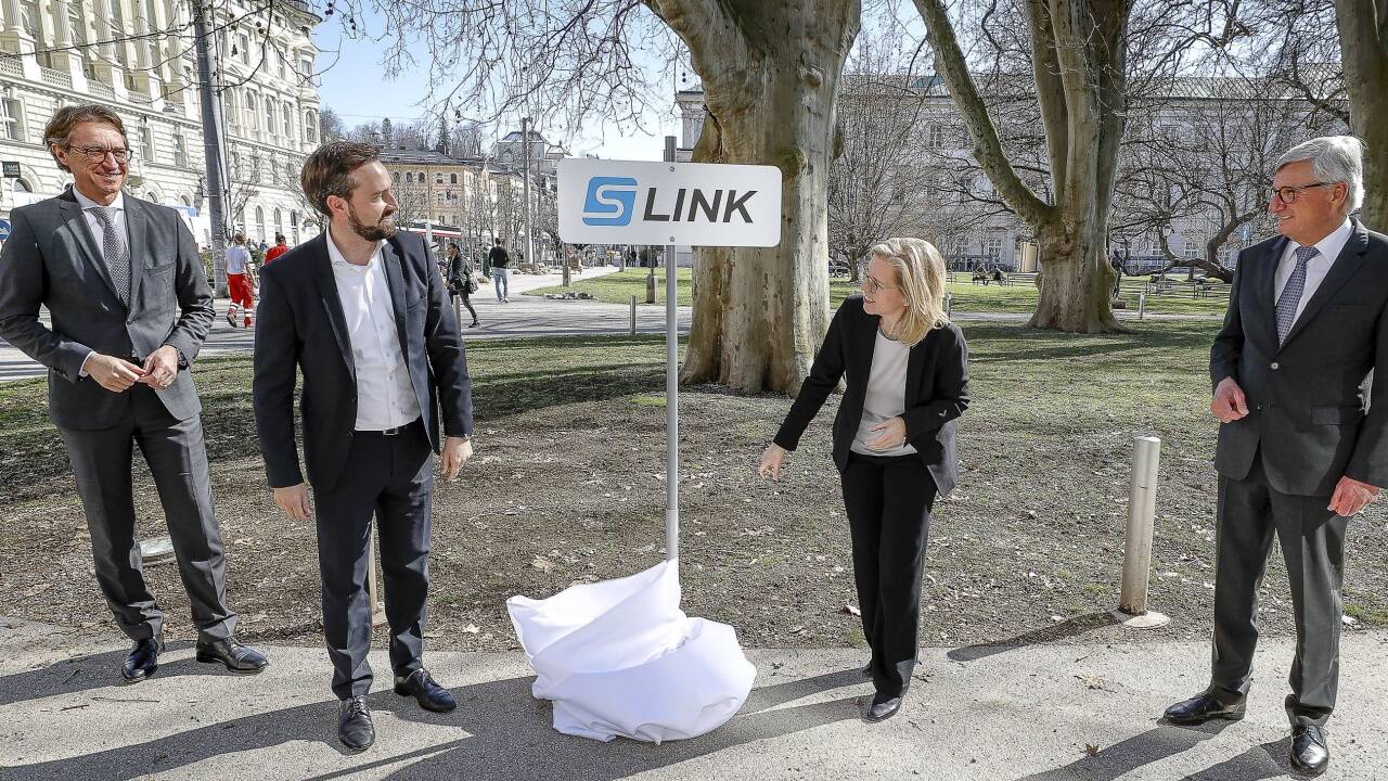 S-Link statt Regionalstadtbahn: Leonhard Schitter als Chef der Salzburg AG, Verkehrslandesrat Stefan Schnöll, Verkehrsministerin Leonore Gewessler und Harald Preuner demonstrierten bei der Vorstellung des neuen Namens im März noch Einigkeit. Hinter den Kulissen ist das Bild ein ganz anderes. S-Link statt Regionalstadtbahn: Leonhard Schitter als Chef der Salzburg AG, Verkehrslandesrat Stefan Schnöll, Verkehrsministerin Leonore Gewessler und Harald Preuner demonstrierten bei der Vorstellung des neuen Namens im März noch Einigkeit. Hinter den Kulissen ist das Bild ein ganz anderes.