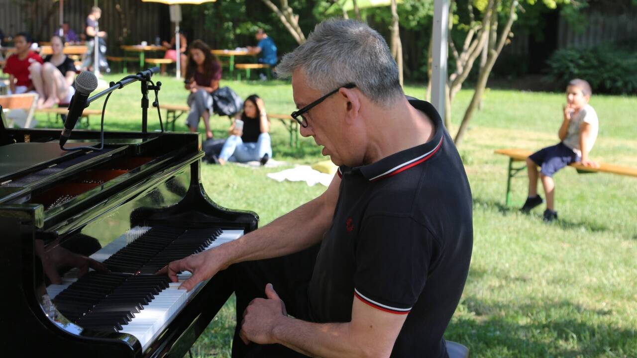 Mit dem Bösendorfer im Hof des Siedlungsblocks: Marino Formenti bei seiner Performance in Graz. Mit dem Bösendorfer im Hof des Siedlungsblocks: Marino Formenti bei seiner Performance in Graz.