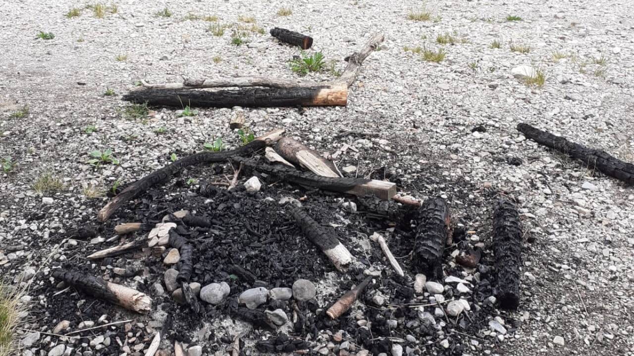 An schönen Wochenenden wird der Hintersee von Ausflüglern gestürmt. Das Entzünden von Lagerfeuern, etwa zum Grillen, ist verboten. Doch daran halten sich nicht alle.  