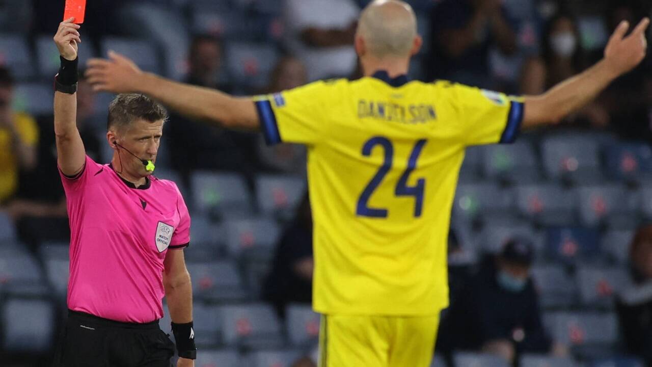 Dunkelrot für Danielsson nach seinem Horrorfoul. Dunkelrot für Danielsson nach seinem Horrorfoul.