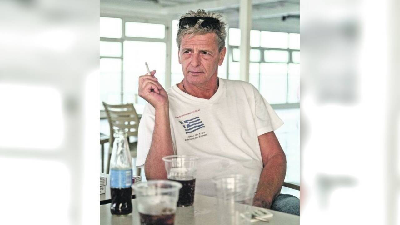 Erwin Schrümpf bei einer Pause in Griechenland. Mittlerweile hat er seine 100. Transportfahrt mit Hilfsgütern hinter sich.  