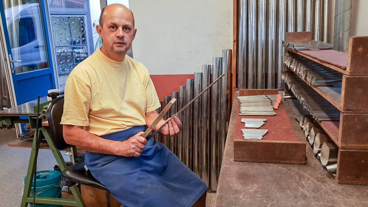 Pfeifenmacher Norbert Wörle bei de r Arbeit an der Saalfeldener Orgel.  
