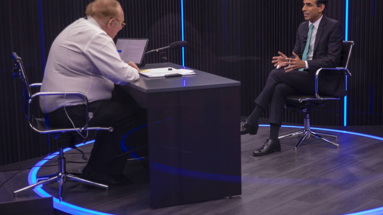 Der britische Finanzminister Rishi Sunak (r.) im Interview mit GB-News-Chairman Andrew Neil. 