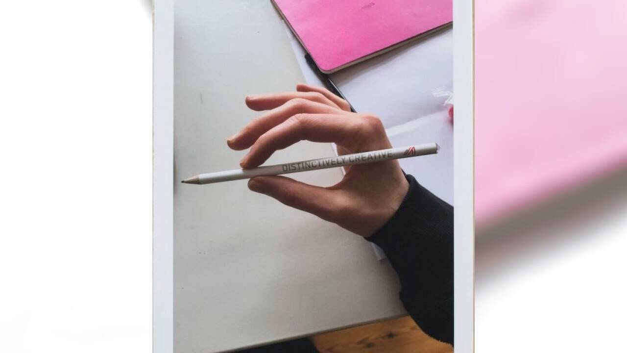 Im Coronajahr entstand Kathi Hofers Serie am Schreibtisch im Homeoffice. 