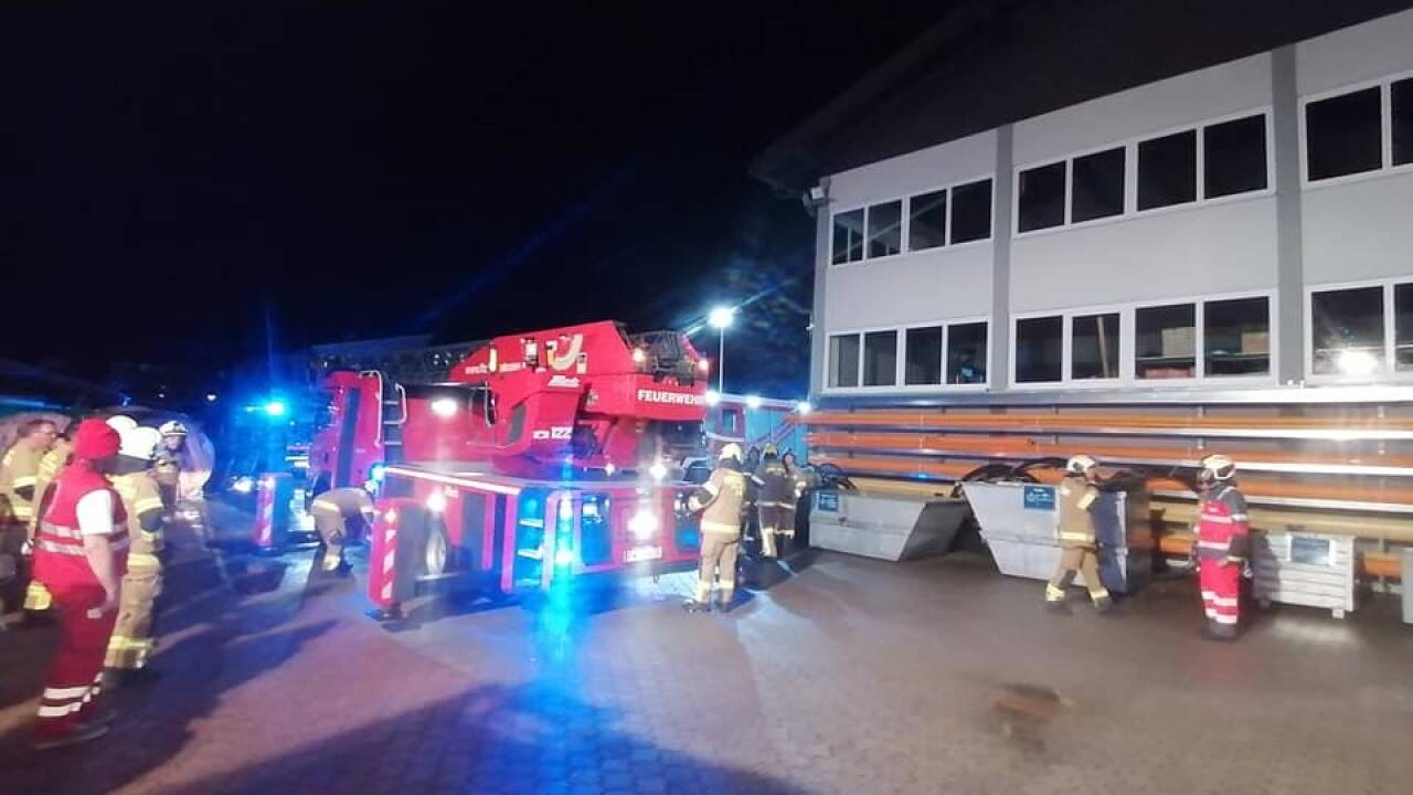 Feuerwehreinsatz nach der Explosion im Umspannwerk Bruck an der Glocknerstraße. 