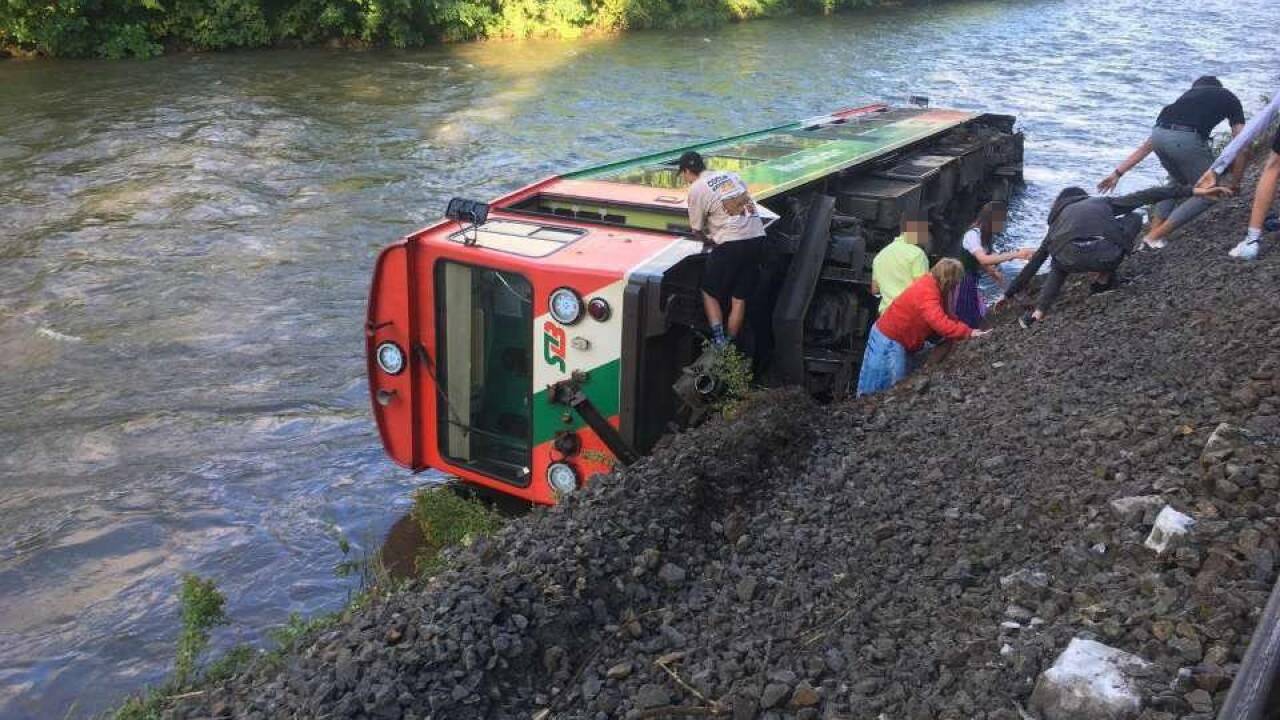 Die Murtalbahn verkehrt zwischen Unzmarkt und Tamsweg. Der Waggon ist gegen 7.05 Uhr in Ramingstein entgleist und in den Fluss gestürzt. 54 Personen befanden sich im Zug. 