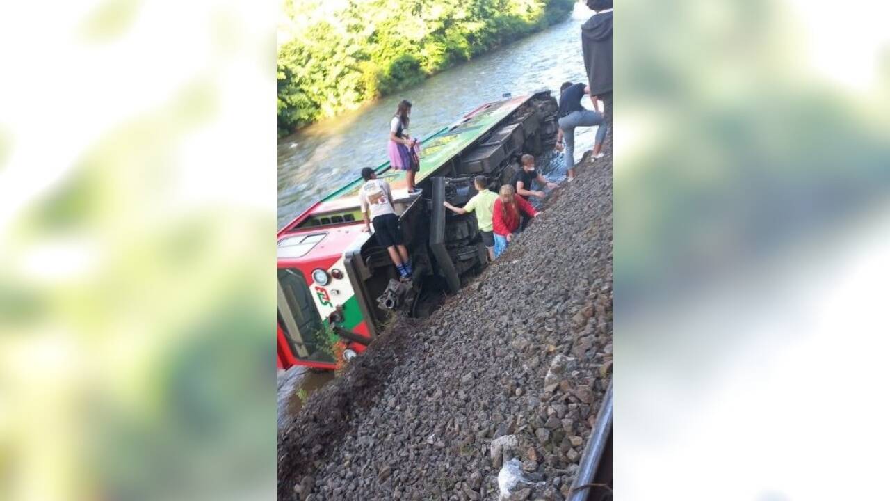Die Murtalbahn verkehrt zwischen Unzmarkt und Tamsweg. Der Waggon ist gegen 7.05 Uhr in Ramingstein entgleist und in den Fluss gestürzt. 54 Personen befanden sich im Zug. 