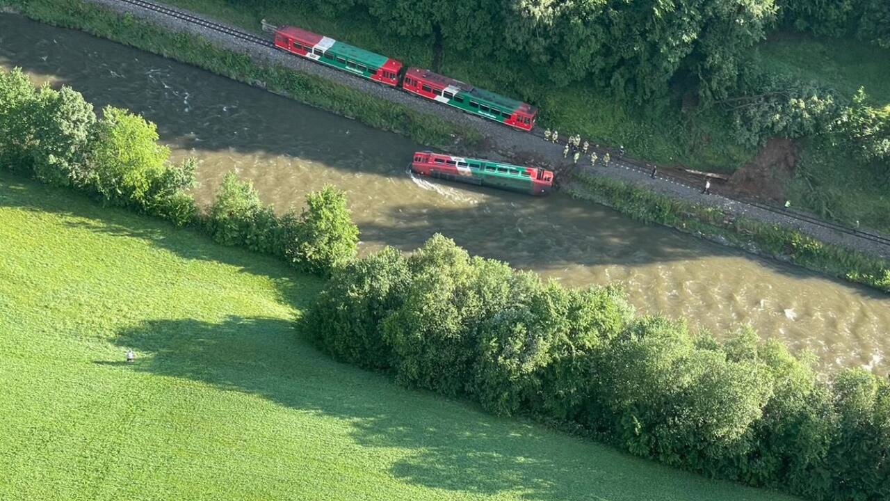 Die Murtalbahn verkehrt zwischen Unzmarkt und Tamsweg. Der Waggon ist gegen 7.05 Uhr in Ramingstein entgleist und in den Fluss gestürzt. 54 Personen befanden sich im Zug. 