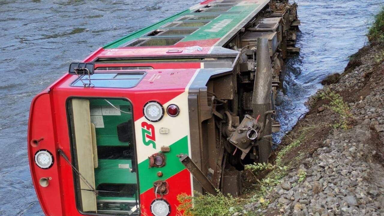 Die Garnitur soll von Feuerwehr und Wasserrettung geborgen werden.  