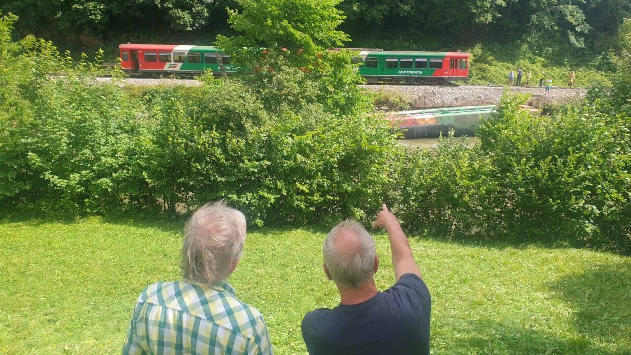 Zwei Anrainer am Unglücksort. 