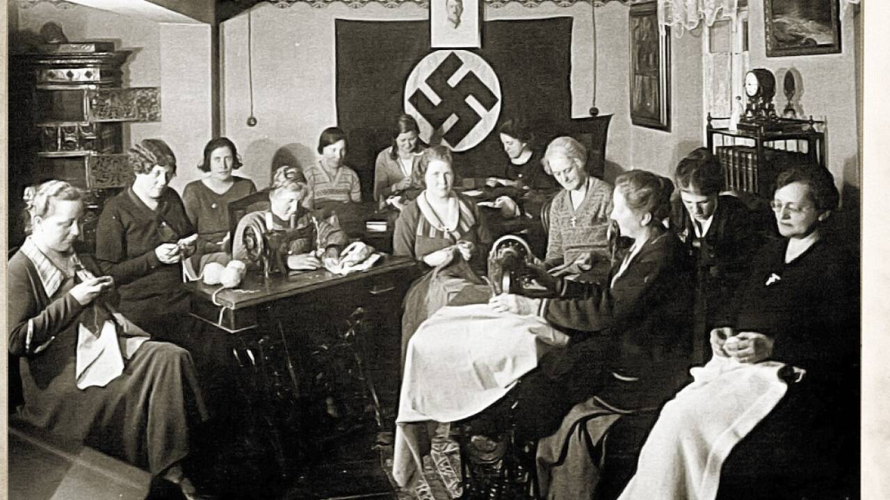 Nähstube der Salzburger NS-Frauenschaft im Jahr 1933. 