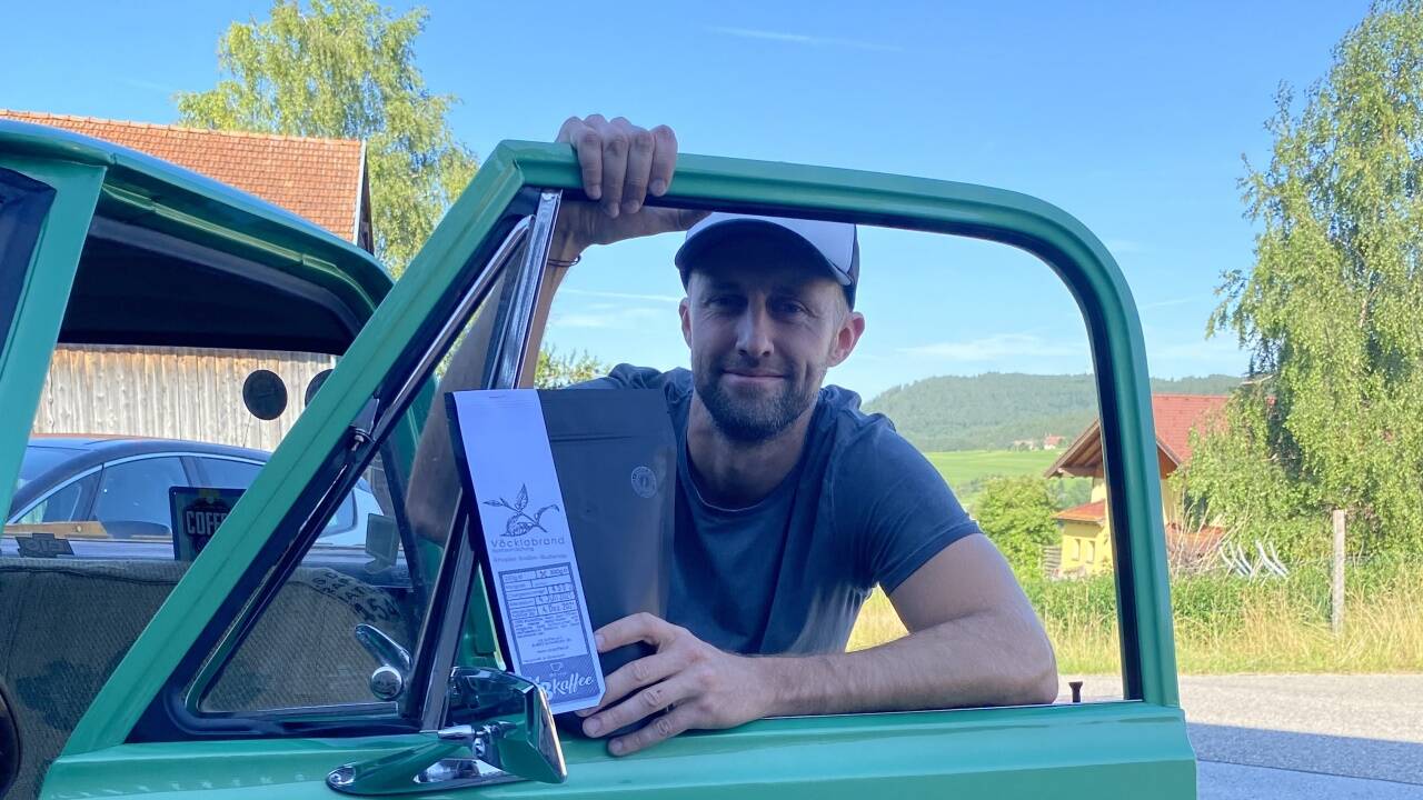 Seit drei Jahren versorgt Matthias Rinderer seine Kunden mit seinem VB-Kaffee. Ausgefahren wird in einem alten Chevy, Baujahr 1970.  