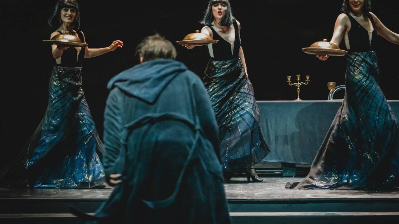Bilder zu Brigitte Fassbaenders „Rheingold“-Inszenierung in Erl. Bilder zu Brigitte Fassbaenders „Rheingold“-Inszenierung in Erl.