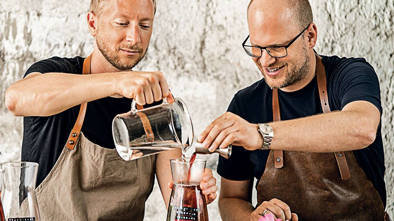 Reinhold Hinterplattner (l.) und Christian Eibl kündigten 2019 ihre Jobs, um ihr eigenes Unternehmen zu gründen. Ihre Kindergetränke werden in 2200 Geschäften verkauft. 